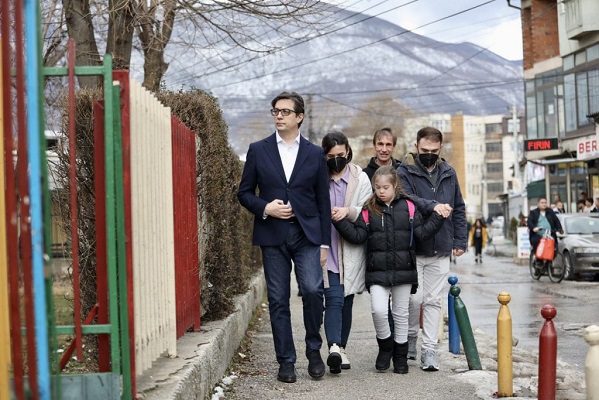 Presidente de Macedonia del Norte lleva a niña con síndrome de down acosada a la escuela