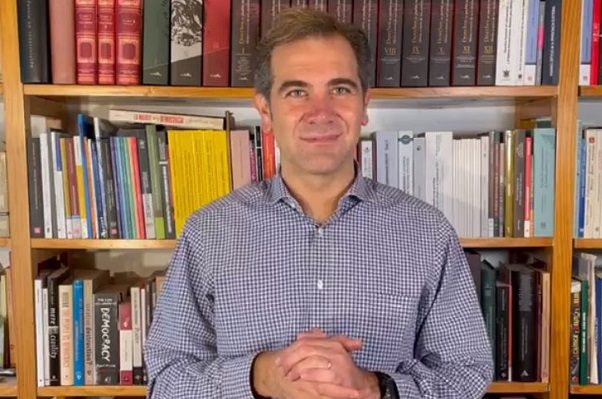 Córdova asegura que el INE no decidió prohibir difusión de obras