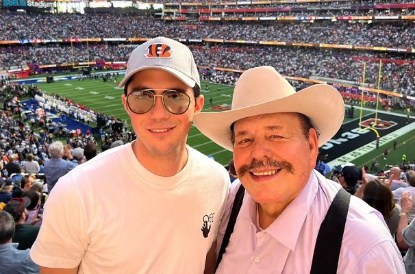 El senador Armando Guadiana presume foto en el Super Bowl