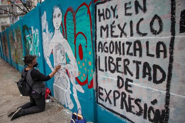 Pintan mural en CDMX en exigencia de justicia por periodistas asesinados