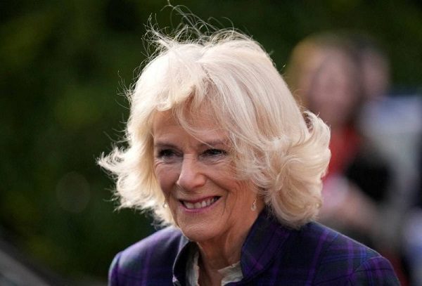 Camila, esposa del príncipe Carlos, también da positivo a covid-19