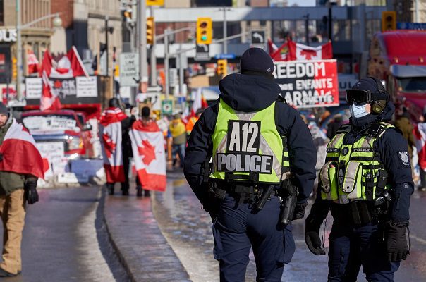 Detienen en Canadá a manifestantes antivacunas con armas de fuego