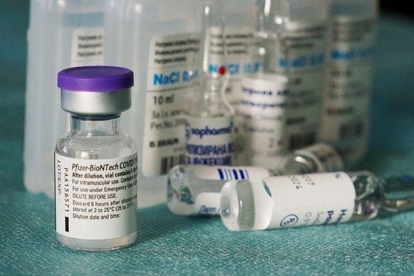 Tres dosis de Pfizer son más eficaces contra hospitalización, señala estudio