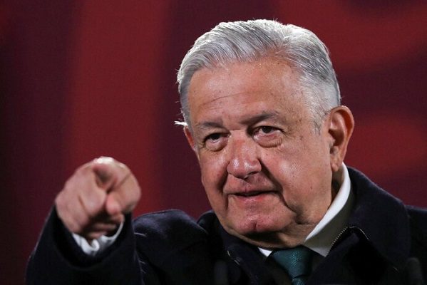 “Le paga la mafia para atacarme”, dice AMLO sobre Loret de Mola