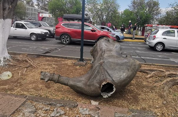 Indígenas derriban escultura ‘Los Constructores’, en Michoacán por ofensiva