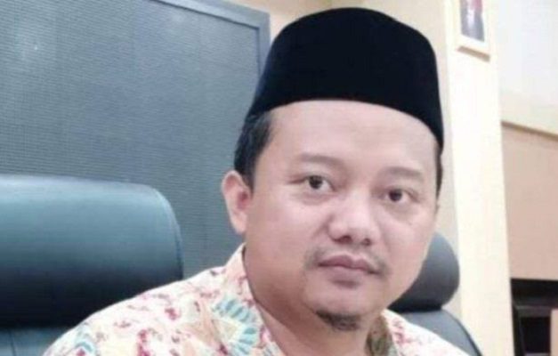 Profesor es condenado a cadena perpetua por violar a 13 alumnas, en Indonesia