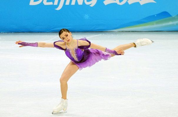 Kamila Valieva conquista el primer lugar en el programa corto del patinaje artístico