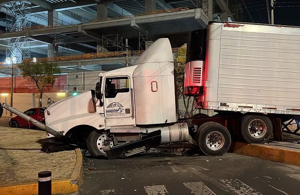 Choque de tráiler en San Juan de Aragón provocó retrasos en Metrobús