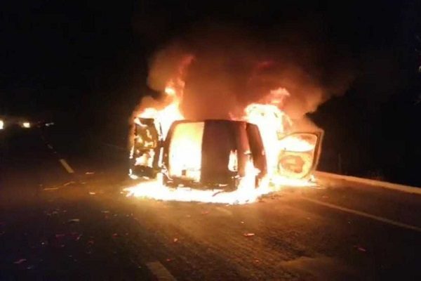 Normalistas robaron y quemaron tres vehículos en Michoacán