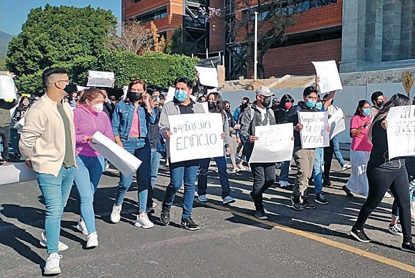 Estalla huelga en el UAEM en demanda de aumento salarial