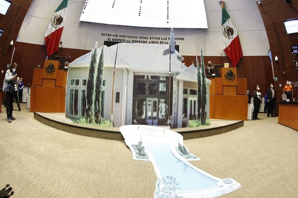 Panistas llevan la #CasaGris a la tribuna del Senado #VIDEO