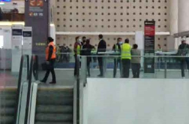 Hombre intentó arrojarse al vacío en la Terminal 2 del AICM #VIDEO