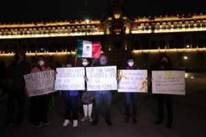 Padres de niños con cáncer protestaron en Palacio Nacional por desabasto de medicamentos