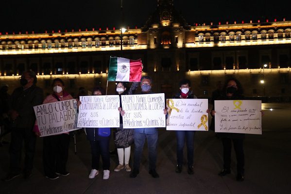 Padres de niños con cáncer protestaron en Palacio Nacional por desabasto de medicamentos
