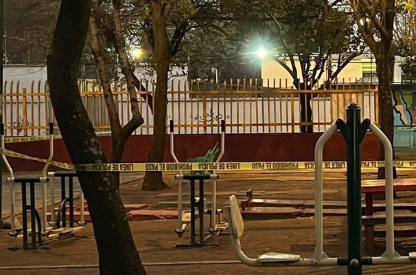 Hallan a hombre colgado en parque de alcaldía Azcapotzalco