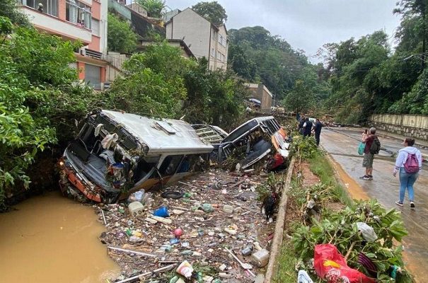 Al menos 44 muertos por fuertes lluvias en Petrópolis, Brasil #VIDEOS