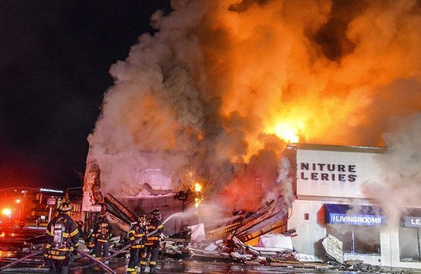 Gran incendio tras choque de pipa de gasolina contra tienda de licores, en NY #VIDEOS