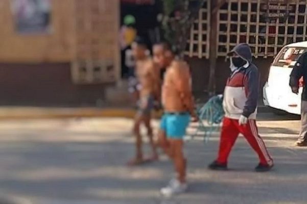 Exhiben semidesnudos a presuntos ladrones en poblado de Oaxaca #VIDEO