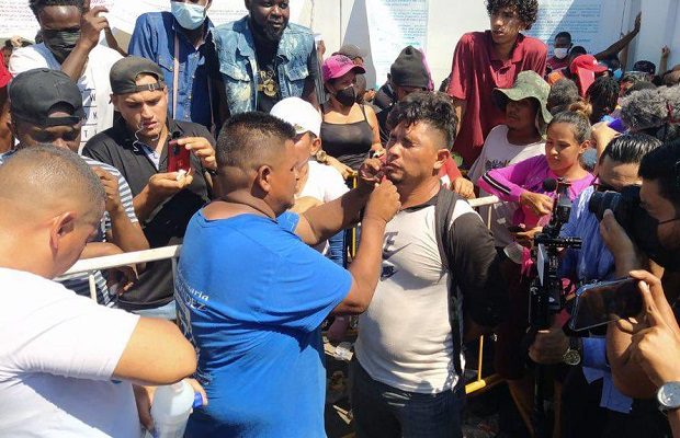 Levantan huelga migrantes que se cosieron los labios en Tapachula