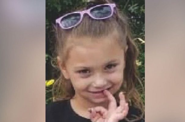 Encuentran viva a niña desaparecida desde 2019 escondida bajo escalera