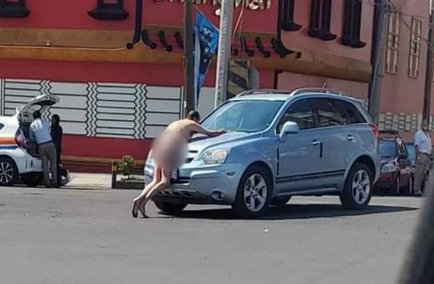 Hombre desnudo se "trepa" a cofre de auto afuera de un motel en Puebla #VIDEO
