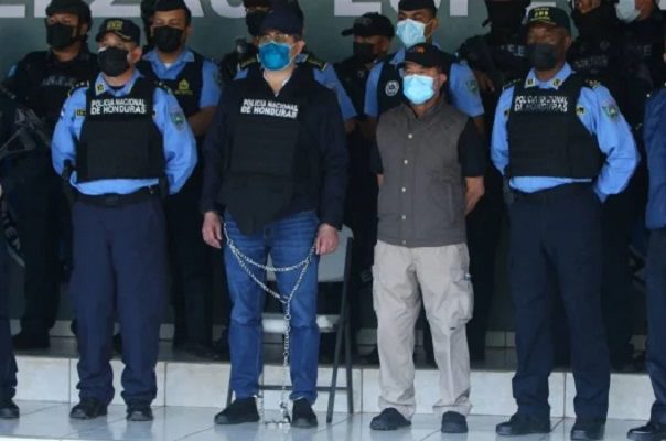 Indigna a AMLO exhibición del expresidente de Honduras encadenado
