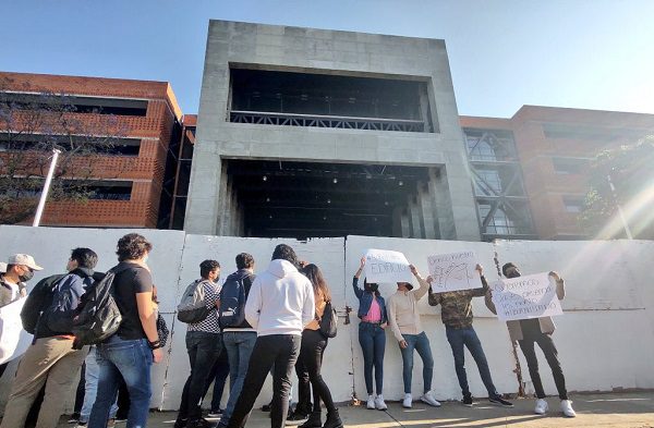 Comando armado amenaza a huelguistas de la UAEM