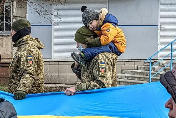 Rusia retira unidades militares de Crimea mientras se celebra 'Día de Unidad'