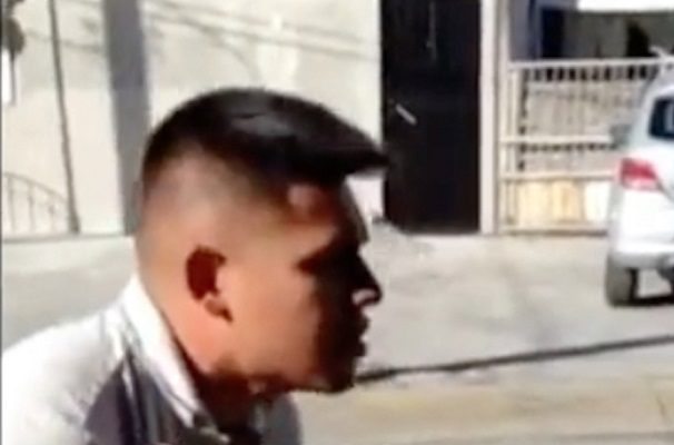 Cae en CDMX prestamista que humillaba y golpeaba a tianguistas #VIDEOS