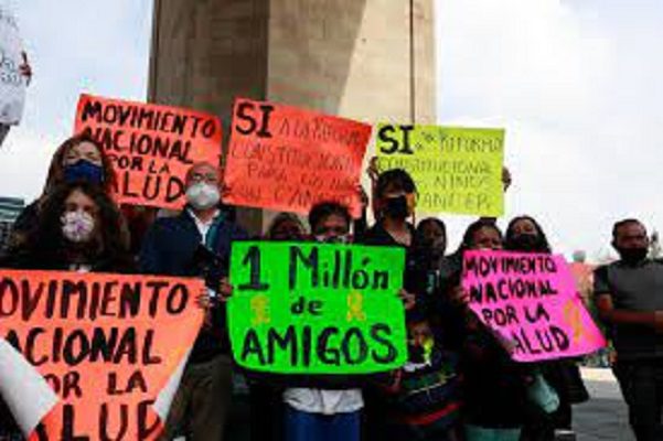 Padres de niños con cáncer anuncian demanda contra AMLO