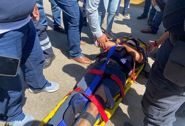 Grupo de choque golpea a reportero oaxaqueño durante protestas #VIDEOS