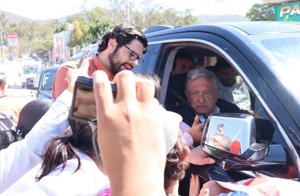 Con protestas y peticiones de apoyo fue recibido AMLO en Guerrero