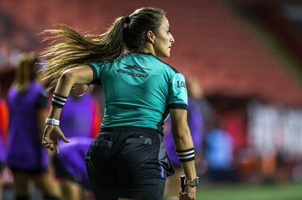 Destituyen a árbitra mexicana por anunciar una casa de apuestas