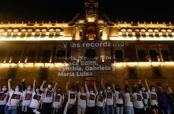 Sobrevivientes de ataques con ácido protestan en Palacio Nacional