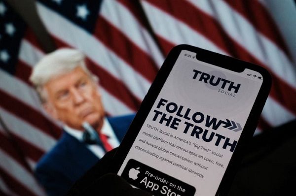 Truth Social, la red social de Trump, llega a la App Store de Apple
