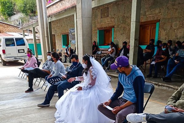Pareja acude a vacunarse listos para la boda, en Oaxaca