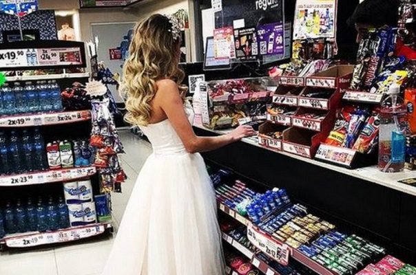 Poblana pasa a Oxxo vestida de novia por algo de comer