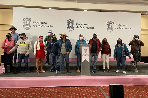Integrantes del CNTE toman conferencia del Gobierno de Michoacán #VIDEOS