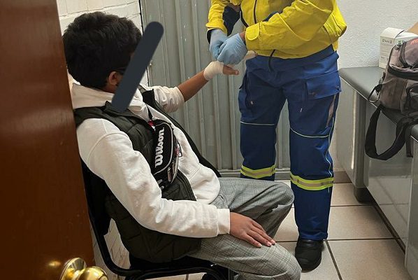 Ponen bajo custodia a padre de menor que llevó arma a secundaria