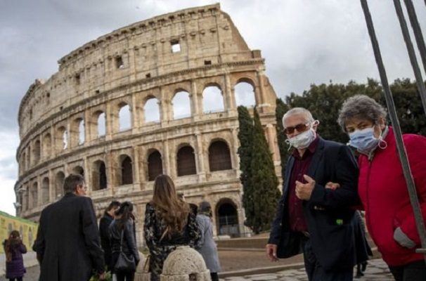Italia comenzaría a suministrar cuarta dosis a pacientes frágiles