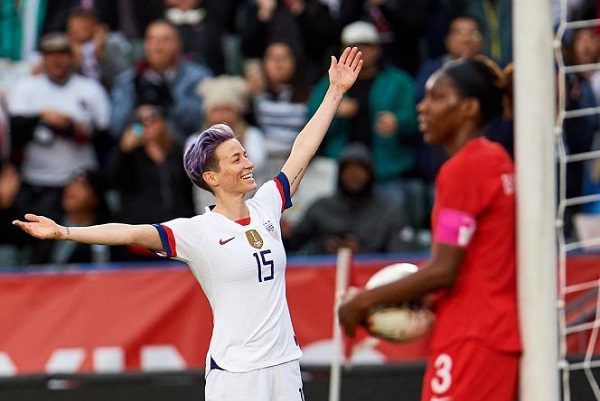 Federación de fútbol de EU pagará por igual a hombres y mujeres