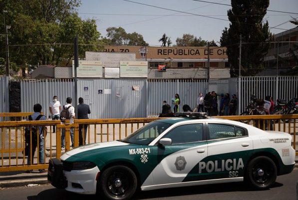 Policías vigilan ingreso a secundaria de Iztapalapa por menor armado