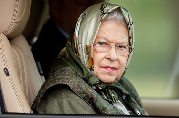 La reina Isabel II cancela eventos virtuales por síntomas de COVID-19