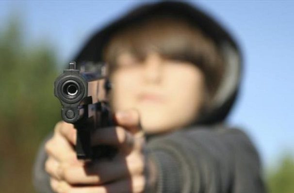 Niño de 6 años lleva pistola a primaria para “disparar a los zombies”