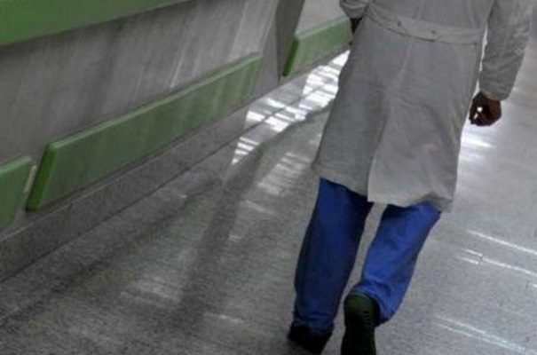 Detienen a ginecólogo italiano acusado de abusar sexualmente de 63 mujeres