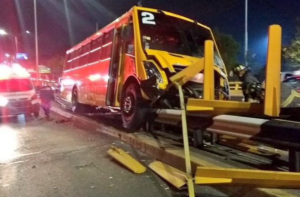 Choca autobús escolar con dos automóviles en Circuito Interior; no hay heridos
