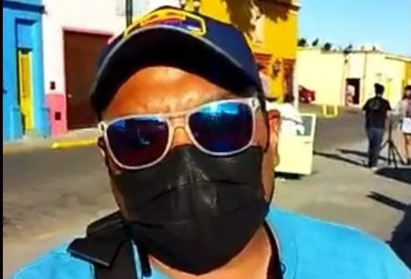 Policía agrede a reportero mientras entrevistaba a funcionario en Oaxaca