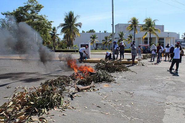 Decenas de migrantes se enfrentaron a elementos de la GN en Tapachula #VIDEOS