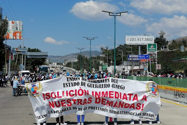 Normalistas bloquean la Autopista del Sol en exigencia de plazas #VIDEOS