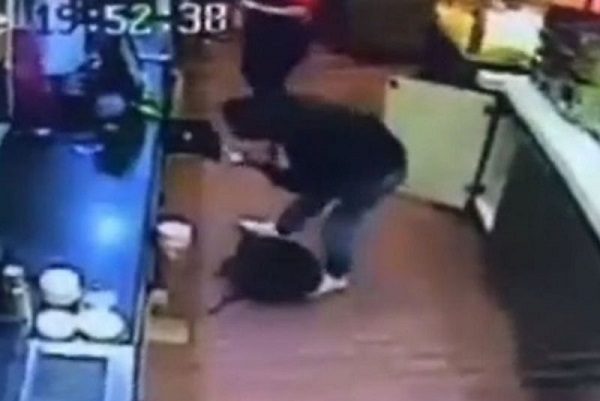 Captan en #VIDEO asalto a mano armada en cine, en Nuevo León
